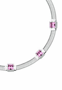 Bracciale in argento a catena con tre gemme rosa quadrate incastonate in dettagli metallici. Il design complessivo è elegante e moderno.