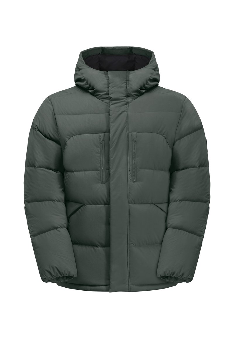 Veste matelassée vert foncé avec capuche, fermeture éclair à l'avant et deux poches poitrine. Présente un tissu matelassé et des poignets élastiques.