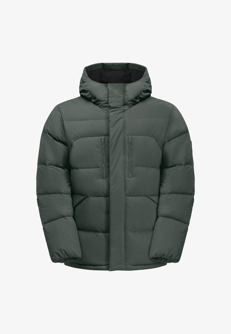 Pufferjack in donkergroen met een capuchon, ritssluiting aan de voorkant en twee borstzakken. Beschikt over een doorgestikte textuur en elastische manchetten.