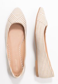 Randiga balettklackar med spetsig tå, tillverkade av lätt tyg med beige och vita ränder, och en låg, enfärgad klack.