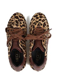 Sneakers w panterkowym nadruku z futrzanym wykończeniem, brązowymi skórzanymi akcentami i dopasowanymi sznurowadłami. Zawierają wyściełaną wkładkę dla wygody.