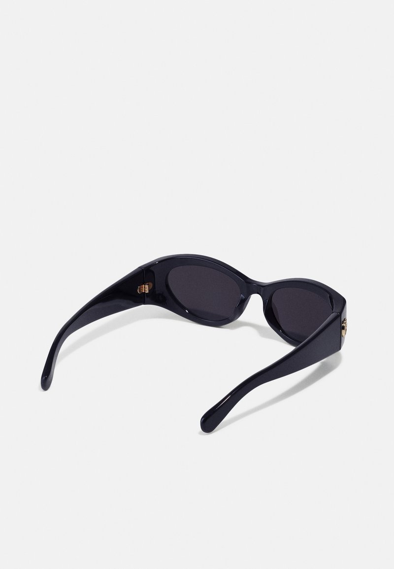 Schwarze Kunststoff-Sonnenbrille mit ovalen Gläsern, eleganten Bügeln und goldenen Details near den Scharnieren. Dunkle Gläser bieten eine getönte Sicht.