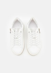 Le sneakers bianche in pelle presentano lacci, una zip laterale, una suola texturizzata e un sottile design a forma di cuore sulla linguetta. All'interno è indicata la taglia 37.