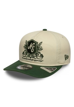 Casquette de sport crème et verte de New York avec écusson brodé "NE" et texte "the quality name for sport caps" sur le devant, avec visière courbée réglable.