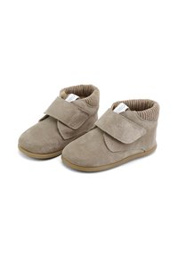 Botas de tobillo de ante beige con un cuello acanalado, tira de velcro y suela de goma, diseñadas para la comodidad y un uso fácil.