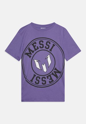 Tricou din bumbac purpuriu cu un logo negru rotund care conține textul "MESSI" și un grafic alb stilizat în centrul său. Mâneci scurte, guler rotund.