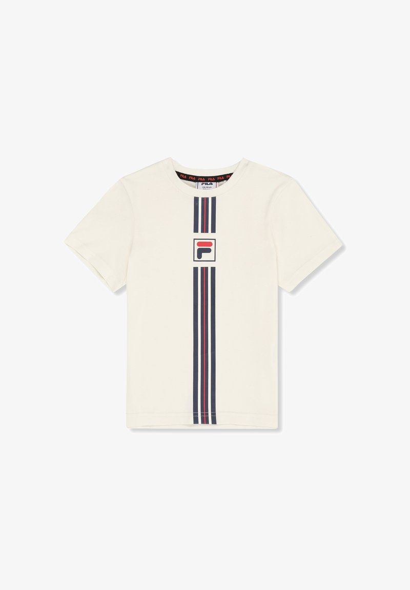Camiseta blanca de manga corta con rayas verticales en azul marino y rojo, y un logo cuadrado de Fila centrado en la parte delantera.