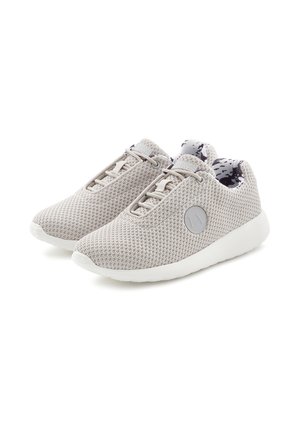Helle graue Mesh-Sneaker mit einem runden Emblem, Schnürdesign und weißer Gummisohle. Das Innenfutter ist mit einem Muster versehen.