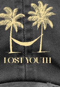 Črna kapa z teksturiranim materialom, z zlatim grafičnim motivom dveh palm in hammoka nad besedilom "IZGUBLJENA MLADOST" v oznaki s krepko pisavo.