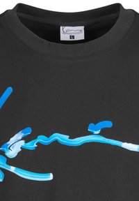 Sort bomulds T-shirt med livlige blå abstrakte mønstre, herunder linjer og former, omkring halsudskæringen og brystområdet. Størrelse L etiketten er synlig.