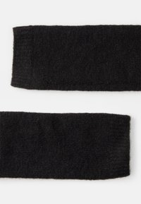 Bufanda de lana negra con un acabado suave y texturizado. Presenta una forma rectangular con un borde acanalado, midiendo aproximadamente 10 cm de ancho.