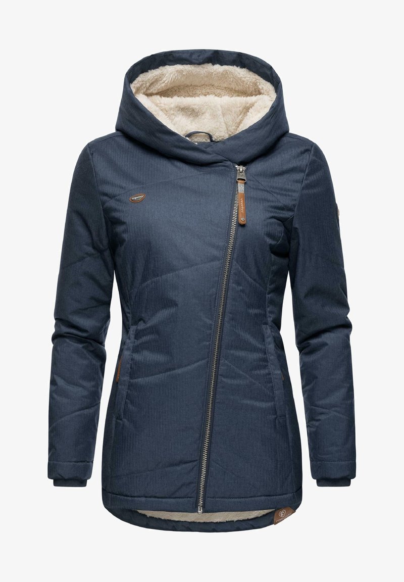 Granatowa izolowana kurtka z kapturem, z teksturowaną powierzchnią, zamek błyskawiczny i kremowe futro wewnętrzne. Widoczne brązowe skórzane akcenty.