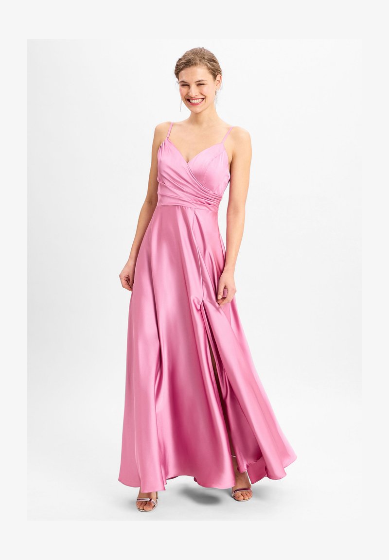 Rosa Satin-Abendkleid mit tailliertem Oberteil, verstellbaren Trägern und einem fließenden Rock mit seitlichem Schlitz. Glatte Textur und drapierte Details.