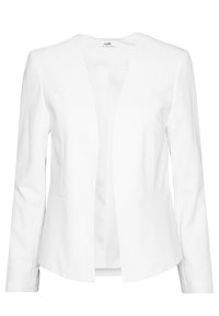 Blazer blanc sur mesure à manches longues, sans col avec ouverture devant et taille cintrée, présenté sur un fond uni.