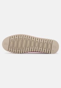 Sole di una scarpa in gomma beige, con scanalature orizzontali e accenti verticali. La taglia '38' è impressa sul lato.
