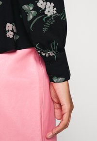 Vero Moda VMEASY V NECK PEPLUM - Blusa - black