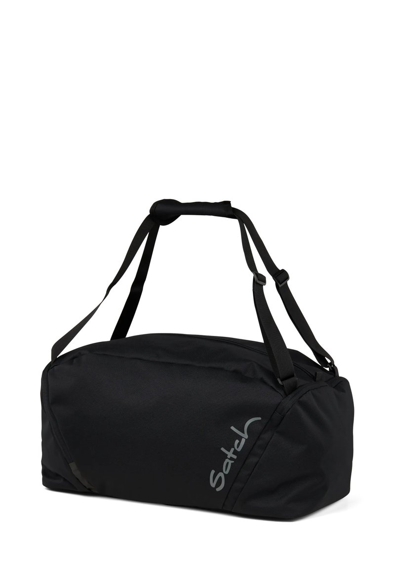 Schwarze Duffel-Tasche aus Textilmaterial, mit zwei schwarzen Trägern, einem gepolsterten Griff und einem grauen Logo an der Seite. Glatte Textur.