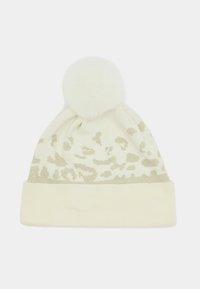 Gehaakte beanie in crème met metalen gouden luipaardprint, voorzien van een fluffy pompon bovenop en een gladde geribbelde manchet. Zachte textuur.