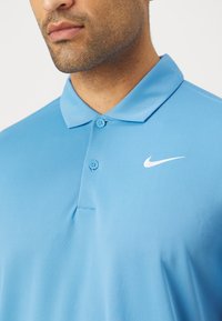 Nike Performance SOLID - Poloshirts - blue beyond/white