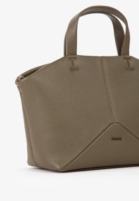 Oliwkowa skórzana torba typu tote z teksturowaną powierzchnią, kanciastym kształtem i krótkimi uchwytami. Posiada minimalistyczne przeszycia oraz detale z logo.