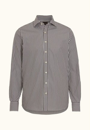 Camicia a maniche lunghe con bottoni, a righe verticali bianche e nere e colletto appuntito, mostrata su uno sfondo semplice.