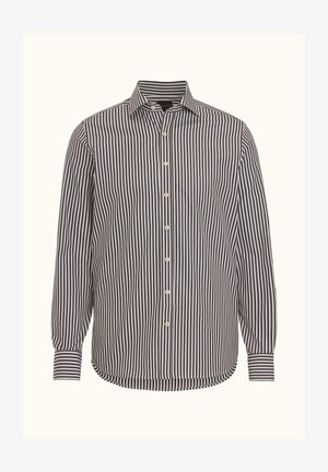 Camicia a maniche lunghe con bottoni, a righe verticali bianche e nere e colletto appuntito, mostrata su uno sfondo semplice.