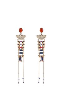 Boucles d'oreilles dorées avec un dessus en forme de éventail, des pierres ovales rouges, des perles colorées et des chaînes pendantes avec des accents bleus et transparents.