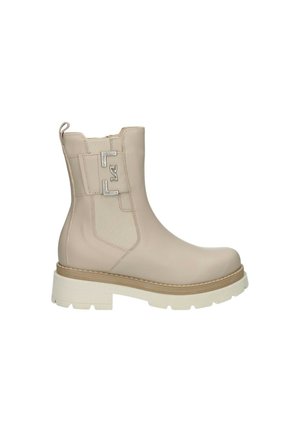 Stivali alla caviglia beige in materiale sintetico con pannello laterale texturizzato, un accento argento sul lato e una suola bianca spessa.