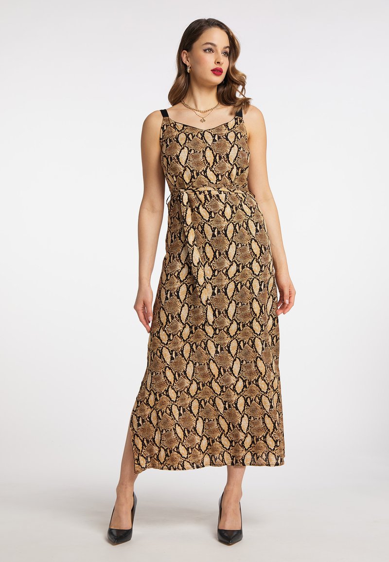 Maxi sukienka w brązowy i czarny wężowy wzór z dopasowanym tułowiem, regulowanymi ramiączkami i wiązaniem w talii. Posiada boczne rozcięcie.