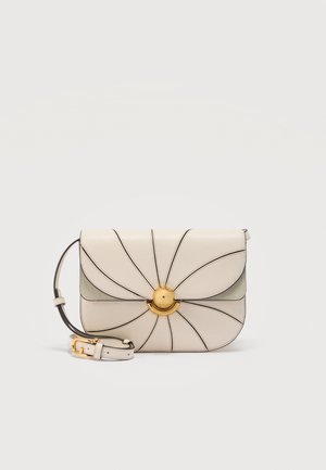 Cremefarbenes Leder-Umhängetäschchen mit schwarzen Ziernähten, die ein Blumenmuster bilden, und einem goldfarbenen, runden Verschluss mit passendem Schnallenverschluss.