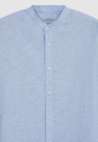 Himmelblaues, kurzärmeliges Hemd mit einem runden Kragen, Knopfverschluss vorne und einer strukturierten Stoffoberfläche. Das Etikett trägt die Aufschriften "CALLIOPE" und "COMFORT FIT."