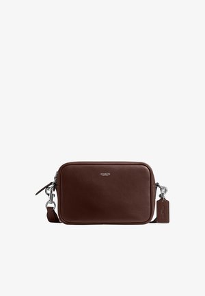 Pravokutna tamno smeđa kožna torba na rame s metalnim srebrnim detaljima, zatvaračem, logotipom Coach i odvojivim remenom s kožnom oznakom.