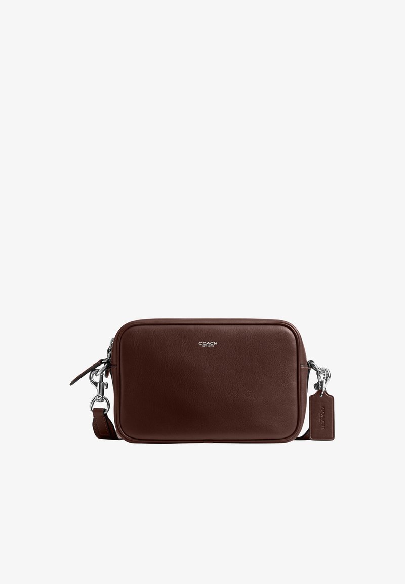 Pravokutna tamno smeđa kožna torba na rame s metalnim srebrnim detaljima, zatvaračem, logotipom Coach i odvojivim remenom s kožnom oznakom.
