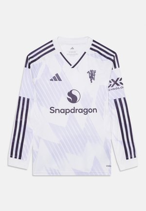 Weißes Fußballtrikot mit langen Ärmeln und lila Akzenten, ausgestattet mit einem V-Ausschnitt, gestreiften Schultern und einem geometrischen Muster. Logos umfassen Snapdragon und Adidas.