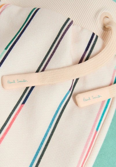 Snøre med "Paul Smith"-branding på cremefarvet stof med flerfarvede lodrette striber i blå, pink, grøn og sort.