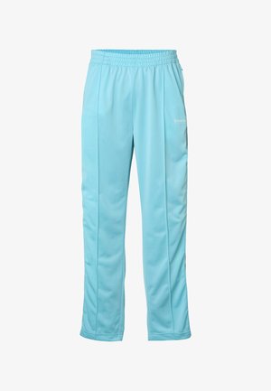 Lyseblå afslappede bukser med elastik i taljen, sidelommer og diskrete lodrette syninger ned ad forbenene.