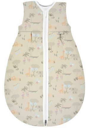 Hellbeige Schlafsack mit Tiermotiv, der Giraffen und Elefanten zeigt. Er hat einen Reißverschluss vorne und eine abgerundete Form. Weiche Stofftextur.