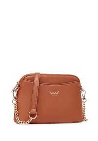 Braune, strukturierte Kunstleder-Crossbody-Tasche mit goldenen Beschlägen und Kettenriemen; verfügt über einen Reißverschluss und eine Vordertasche mit Logo.