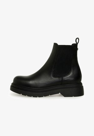 Mustad mustad nahast kingad elastsete külgpanustega, ümarate varvastega ja tekstuurse kummitaldaga. Tagaküljel on tõmblõng.