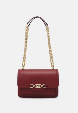 Sac bandoulière en cuir bordeaux slim avec une chaîne dorée et un fermoir logo MK sur le rabat avant.