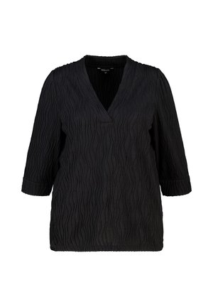 Zwart gestructureerde blouse met driekwart mouwen, V-halslijn en omgeslagen mouwen, maat medium, getoond op een witte achtergrond.