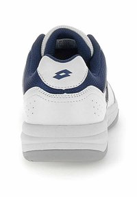 Sneakers bianche e blu navy con tomaia in mesh, colletto imbottito e suola grigia. Caratterizzate da un logo distintivo sul tallone e dettagli traforati.