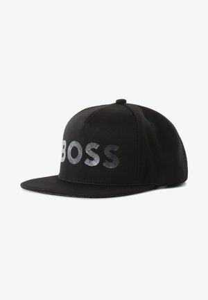 Sort kasket med flad skygge med sølvreflekterende "BOSS" tekst på frontpanelet, struktureret krone og topknap.