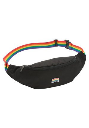 Czarna nerka na zamek z naszywką z tęczową flagą i regulowanym paskiem w kolorowe paski z plastikową klamrą.