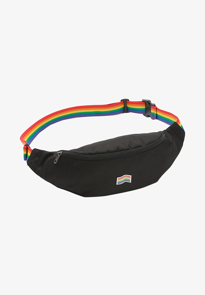 Sac banane noir zippé avec patch drapeau arc-en-ciel et bandoulière réglable rayée arc-en-ciel avec boucle en plastique.