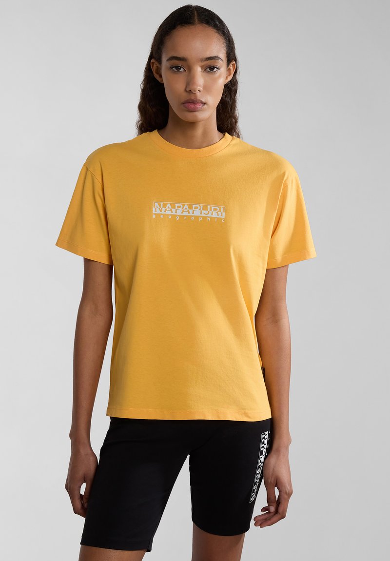 Gelbes Baumwoll-T-Shirt mit einem weißen "Napapijri Geographic"-Logo auf der Brust. Kurzärmlig und mit lockerer Passform.