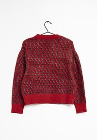 Rød strikket sweater med et tekstureret mønster. Har en ribbet halsudskæring og mansjetter. Designet med en afslappet pasform og faldne skuldre.