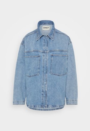 Camisa de ganga azul clara com gola, fecho à frente com botões, dois bolsos no peito e mangas longas. Tecido texturizado, bainha reta.