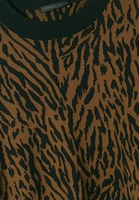 Braun- und schwarzes Tiermusterstoff mit rundem schwarzen Kragen und sichtbarem schwarzem Label-Text am Ausschnitt.