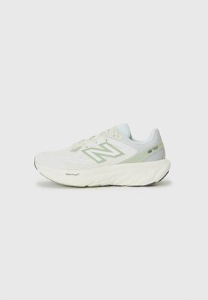 Sapatilhas de corrida leves em branco e verde menta, com um superior em malha respirável, colarinho acolchoado e sola com amortecimento e acabamentos texturizados.